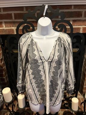 Black Tape Boho Black and White V-Neck Embroidered Blouse. Size:M